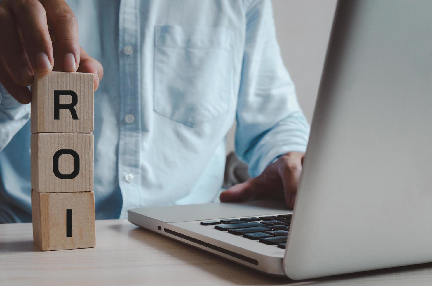 cubos de madera con símbolo de retorno de la inversión de roi en el fondo y espacio de copia.conceptos de negocio. foto