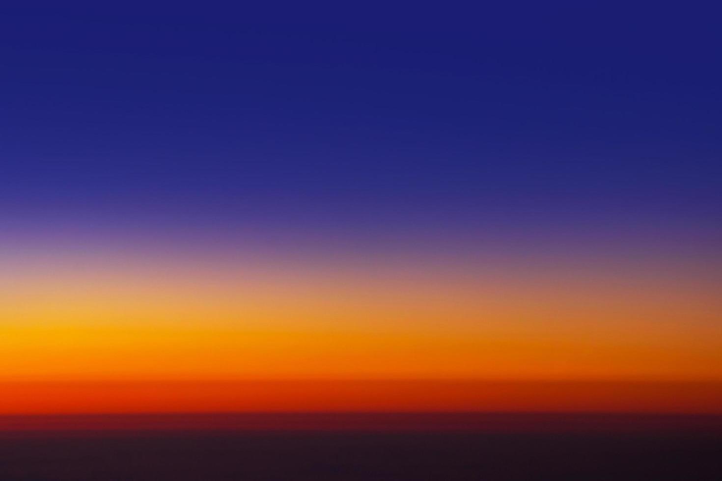 cielo del atardecer desde la ventana del avión a una altura de 35,000 pies. foto