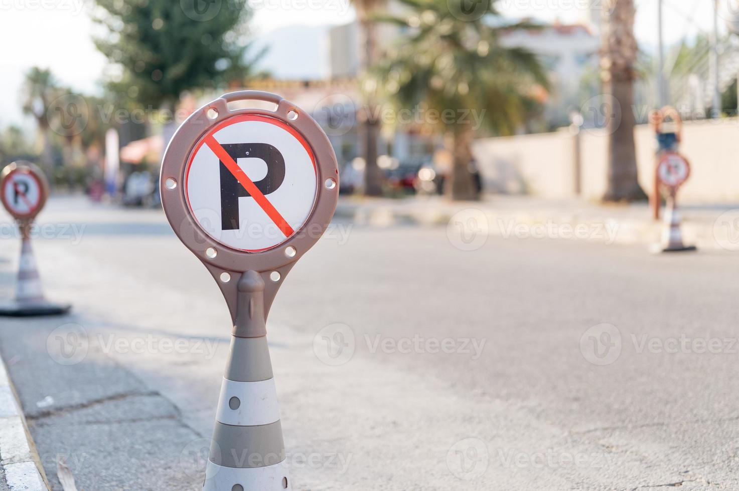 cono de prohibición de estacionamiento foto