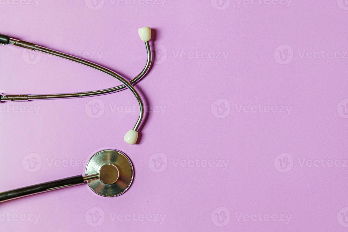 Stethoscope: Bộ phận giám sát sức khỏe đầy tiện ích, không thể thiếu được trong mọi bệnh viện. Bạn muốn tìm hiểu về sự hoạt động của nó? Hãy xem ảnh về các dụng cụ y tế trang bị stethoscope.