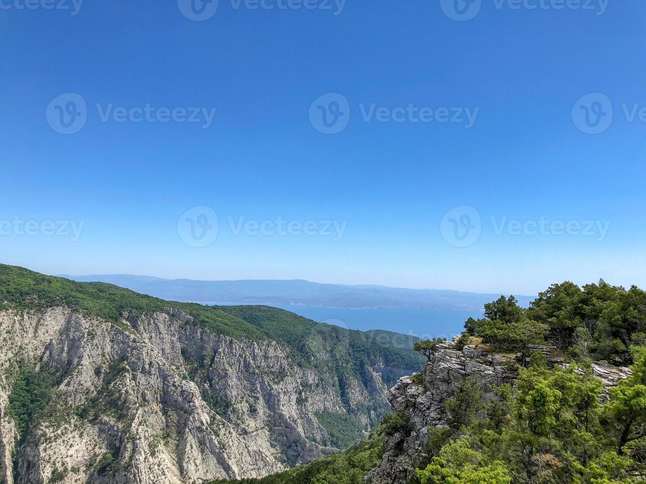 cielo azul nubes blancas en la colina, montaña con vistas a los árboles. foto