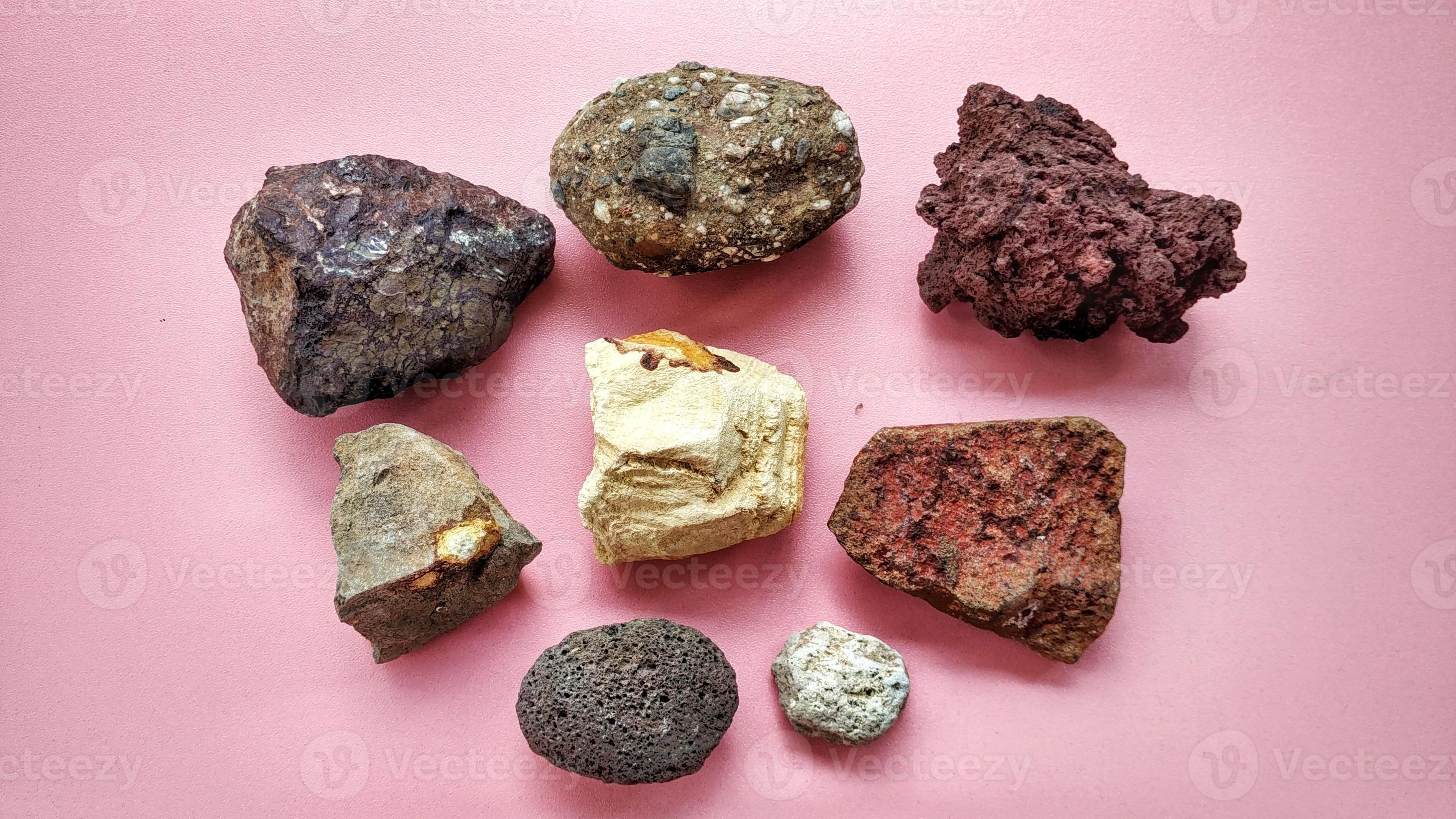 espécimen rocas ígneas volcánicas, escoria y piedra pómez, color negro