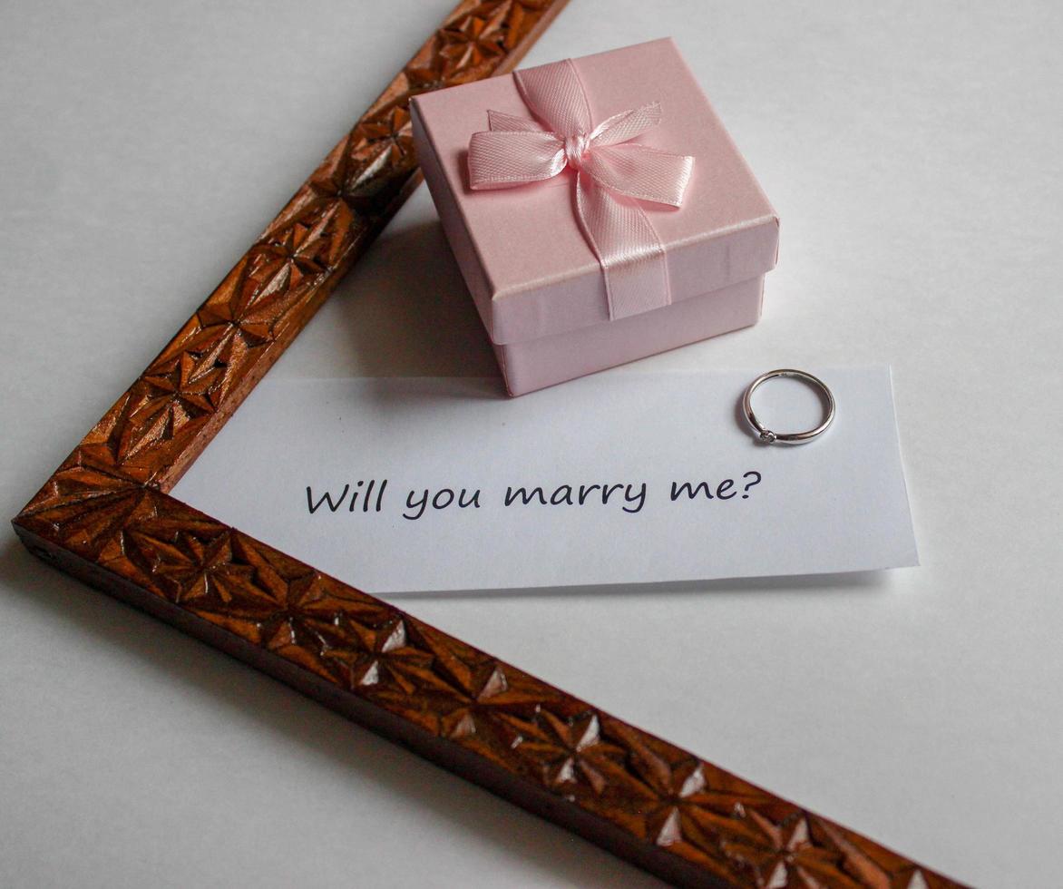 proposal to marry in the form of a note photo