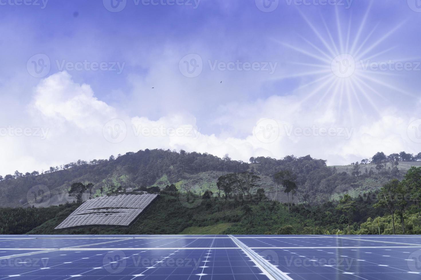 panel de células solares en zona rural con fondo de paisaje de montaña. foto