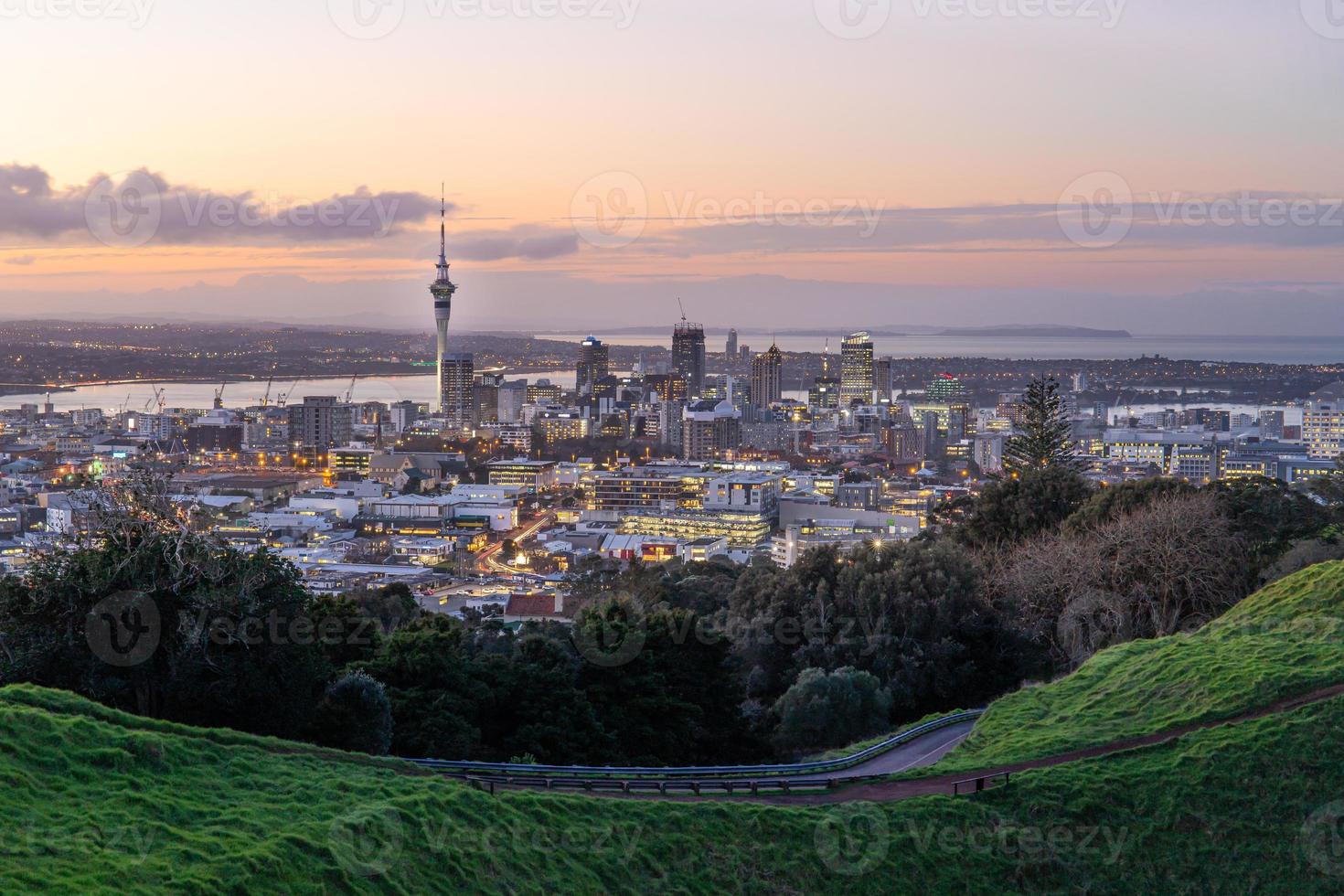 Horizonte de la ciudad de Auckland con la torre del cielo de Auckland desde el monte. Edén al atardecer Nueva Zelanda foto