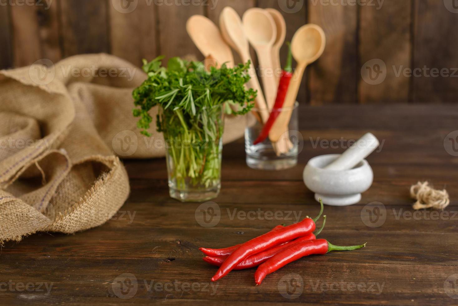 especias y hierbas en la mesa de la cocina antigua. ingredientes de comida y cocina foto