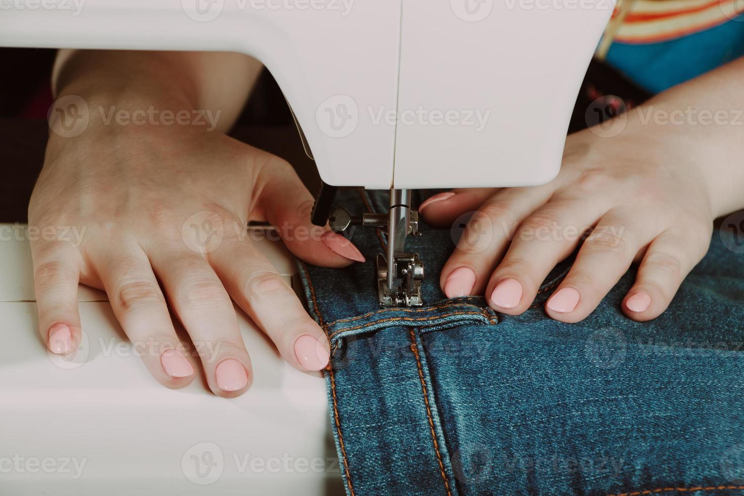 mujer diseñadora o sastre trabajando en máquina de coser. foto