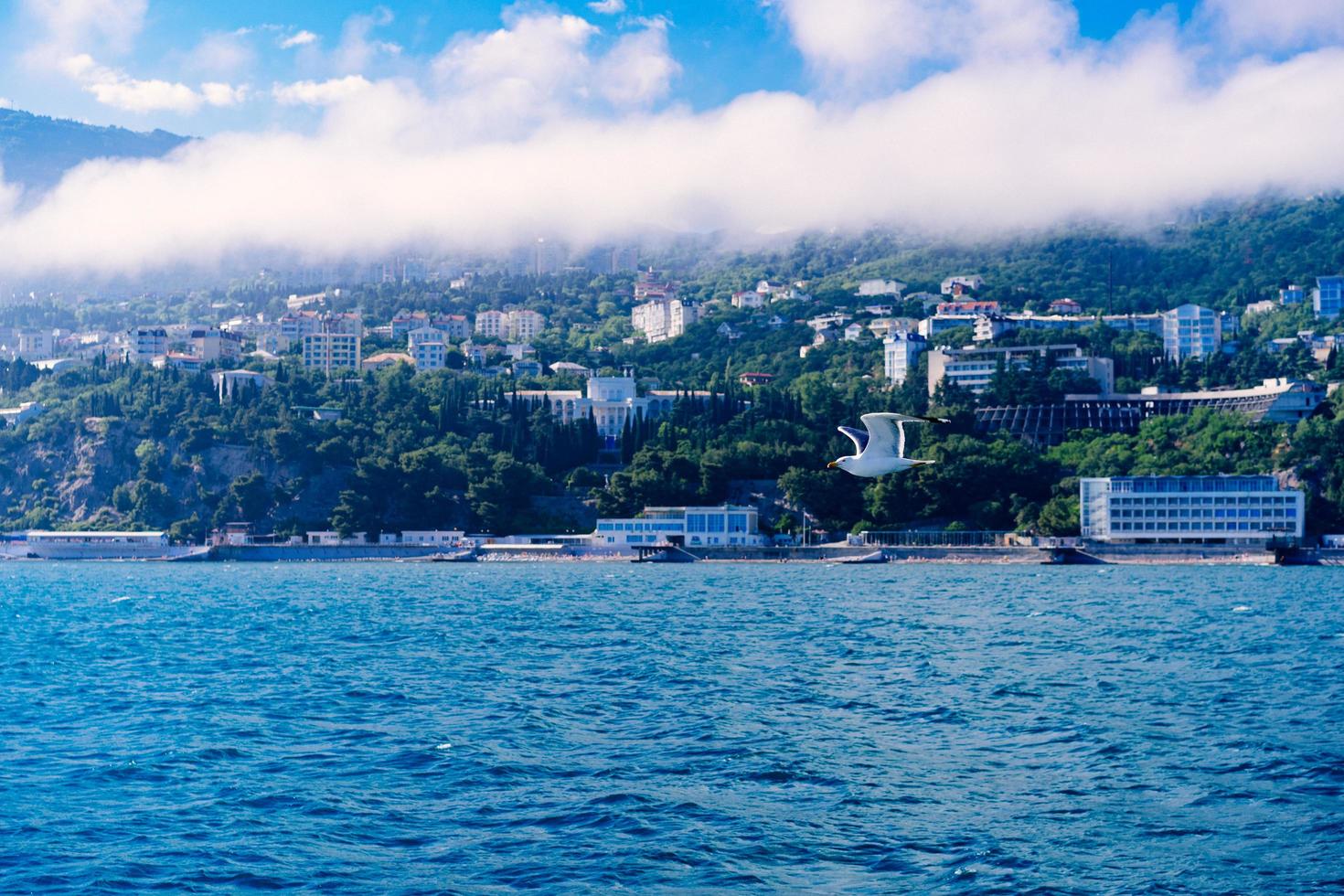 paisaje marino con vistas a la costa de yalta, crimea foto