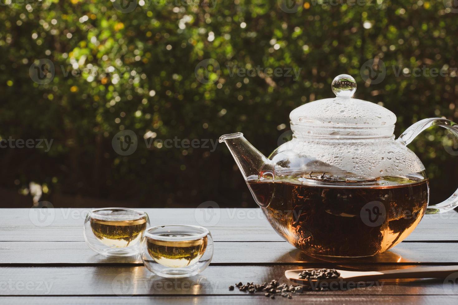 té chino caliente servido en la mesa en el jardín foto