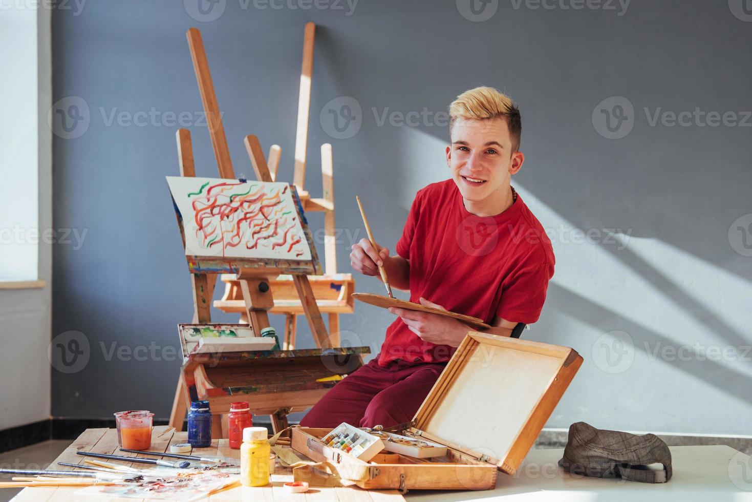 artista pintando un cuadro en un estudio foto