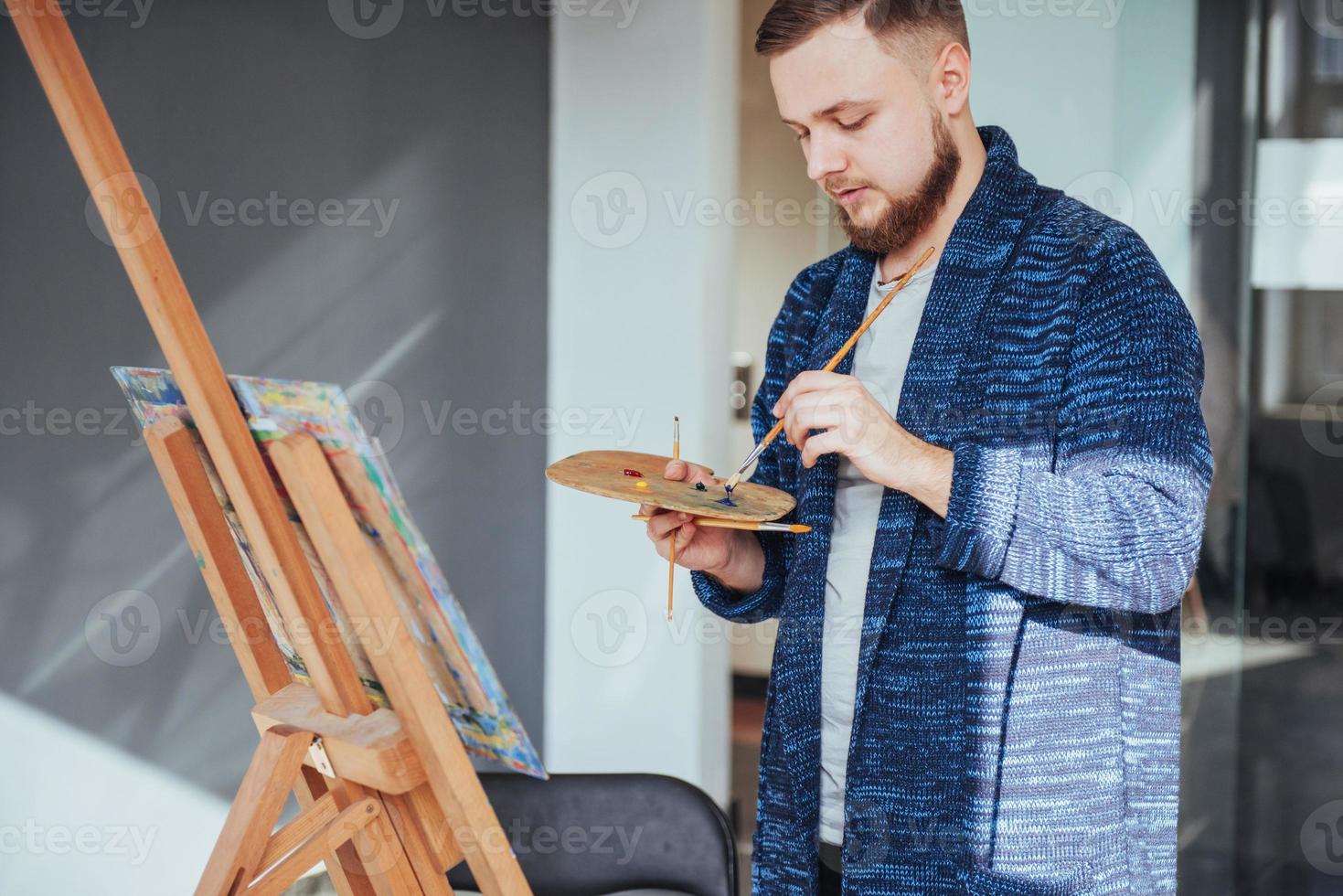 male artist in gallery photo