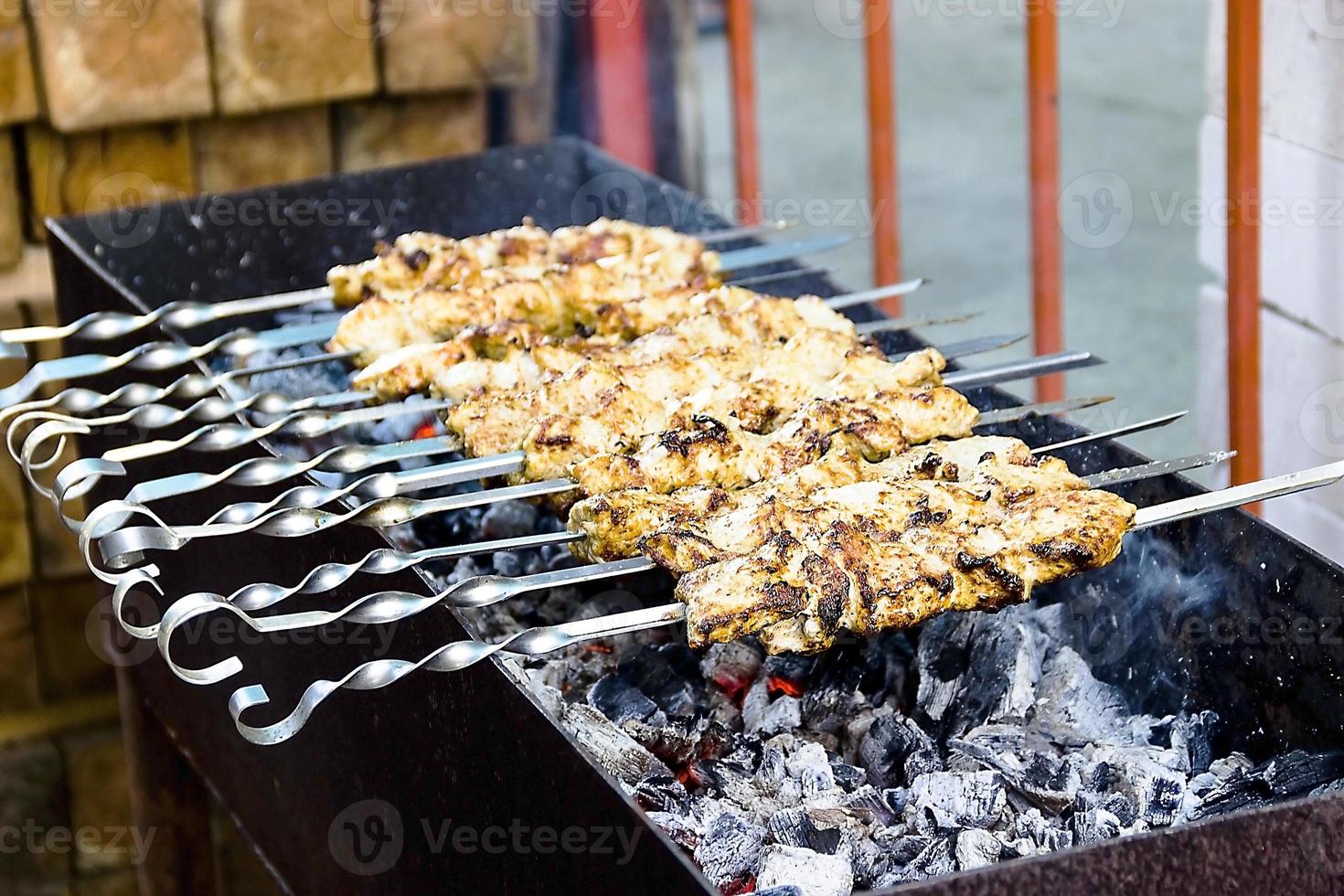 carne a la barbacoa. parrilla al aire libre. delicias a la parrilla foto