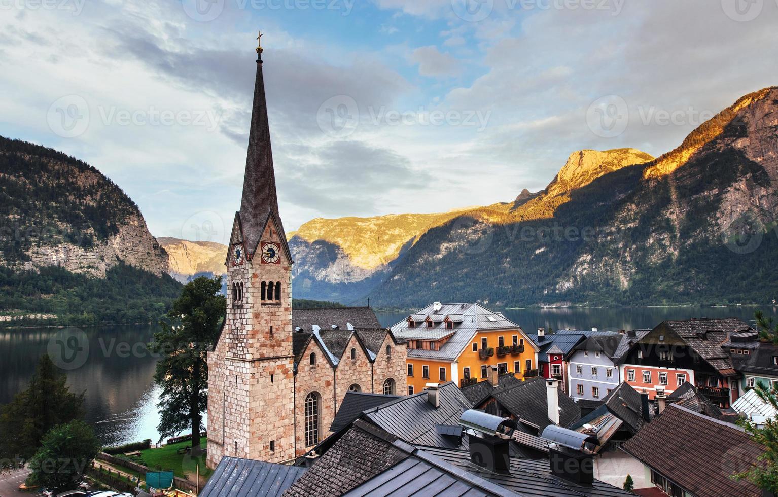 vista panorámica escénica del famoso pueblo de montaña en los alpes austriacos. Hallstatt. Austria foto