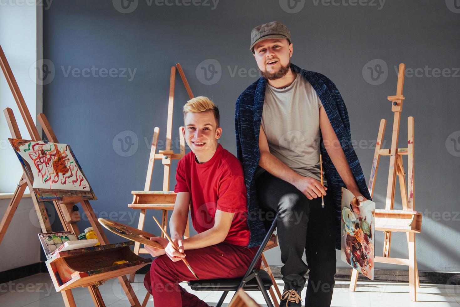 grupo de estudiantes pintando en clases de arte foto