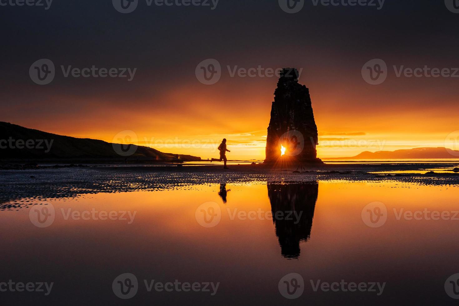 hvitserkur 15 m de altura. es una roca espectacular en el mar en la costa norte de islandia. esta foto se refleja en el agua después de la puesta de sol de medianoche.