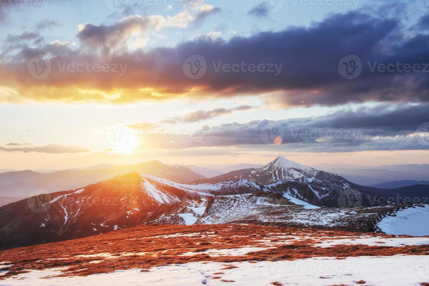 colorida puesta de sol de primavera sobre las cadenas montañosas en los cárpatos del parque nacional. ucrania, europa foto