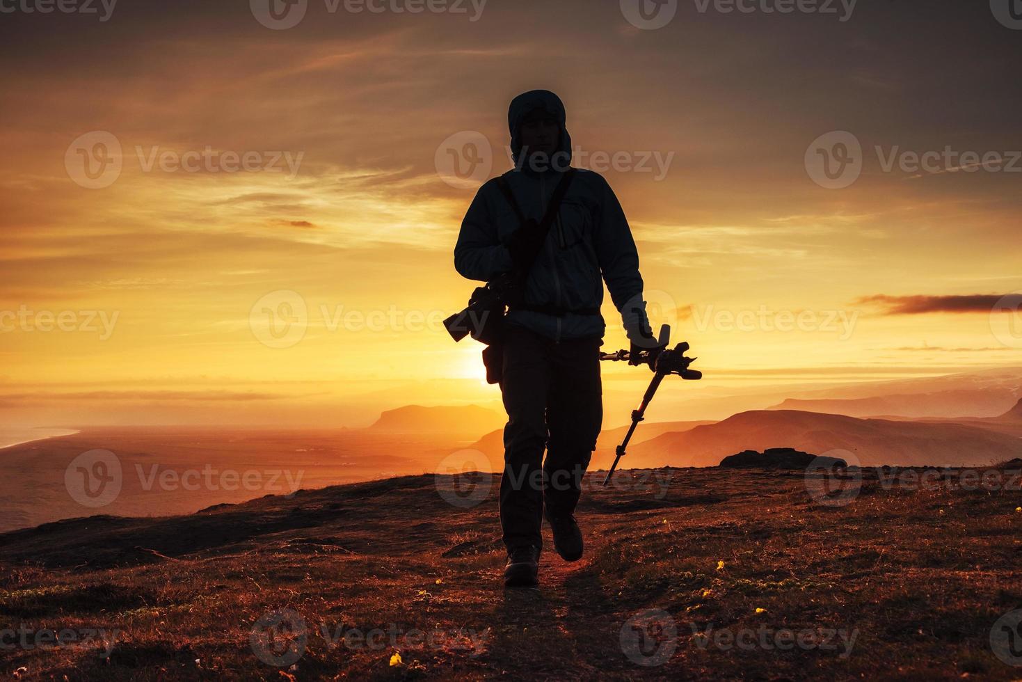 un turista al atardecer en las montañas foto