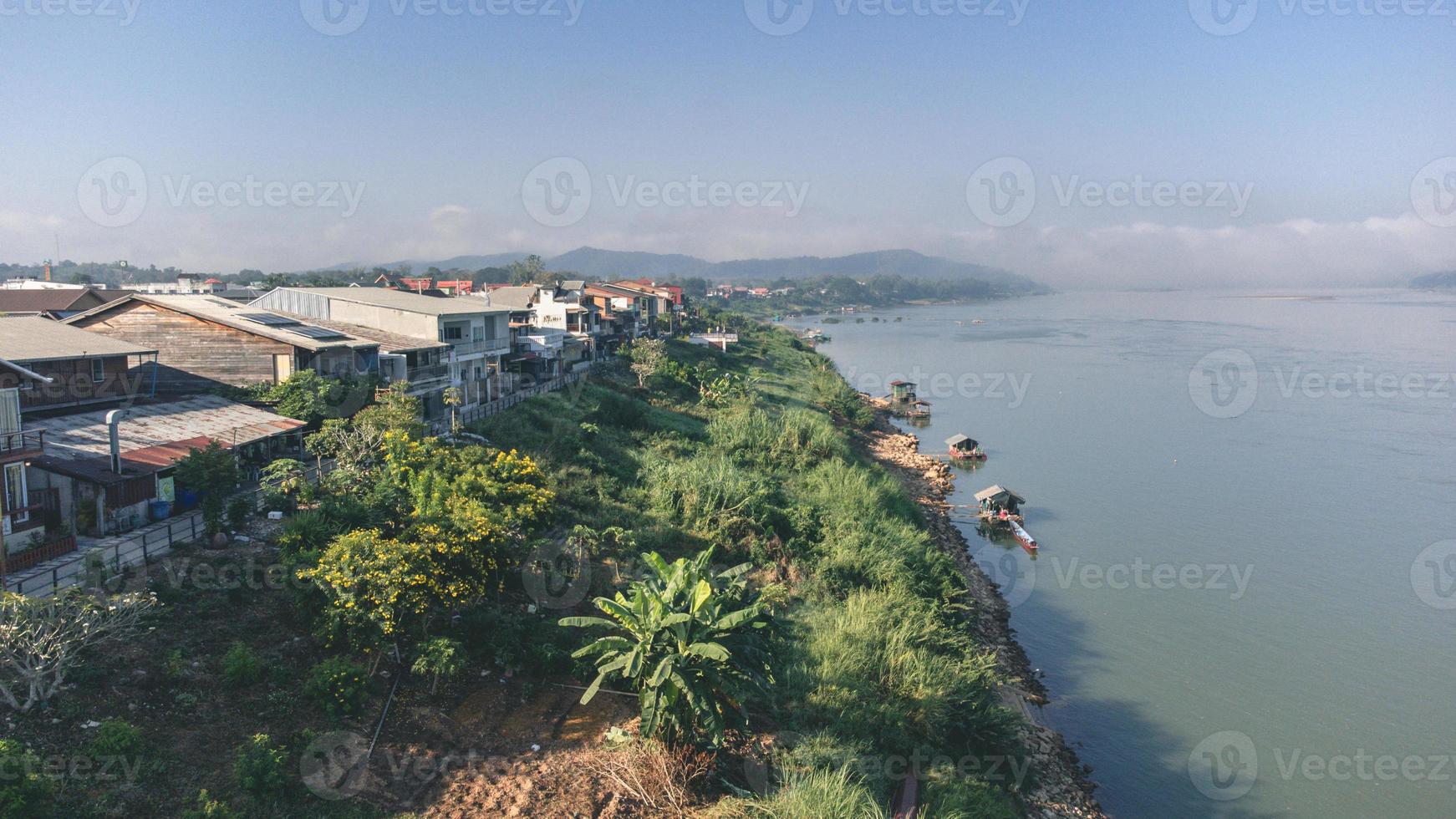 vista aérea del antiguo pueblo de chiang khan durante la mañana brumosa por drones. el pueblo a lo largo del río mekong está en la frontera entre tailandia y laos, que ahora es una famosa atracción turística de la provincia de loei, tailandia. foto