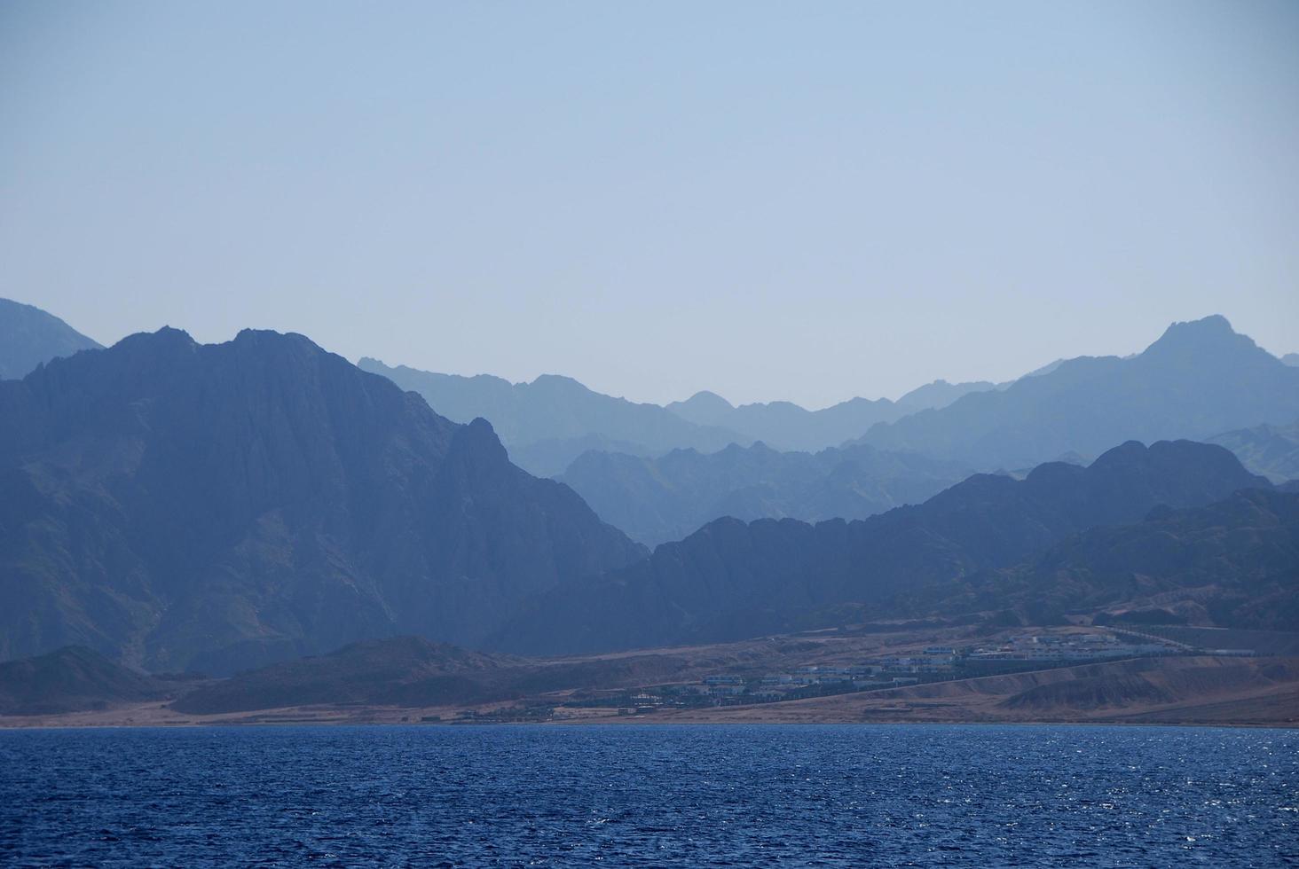 altas montañas en el desierto en egipto y mar foto