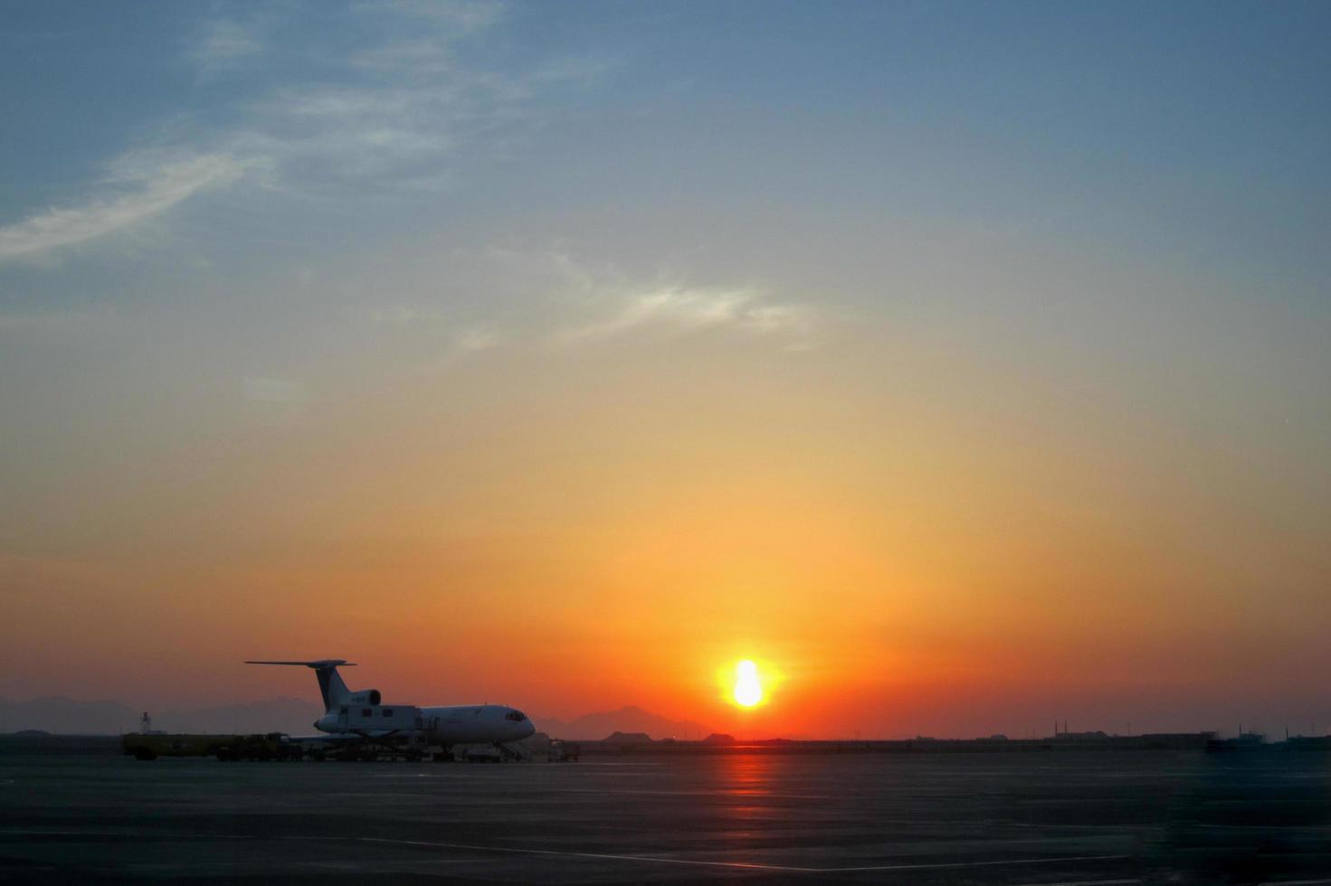 avión en el aeropuerto con puesta de sol foto
