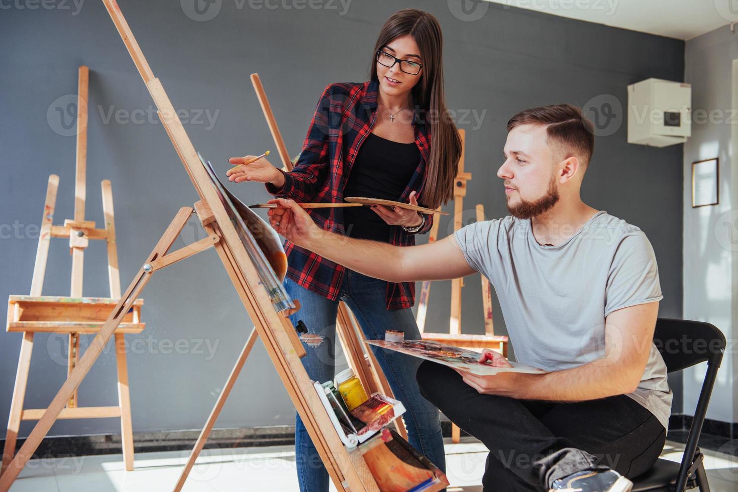 artistas creativos han diseñado un cuadro colorido pintado sobre lienzo con pinturas al óleo en el estudio foto