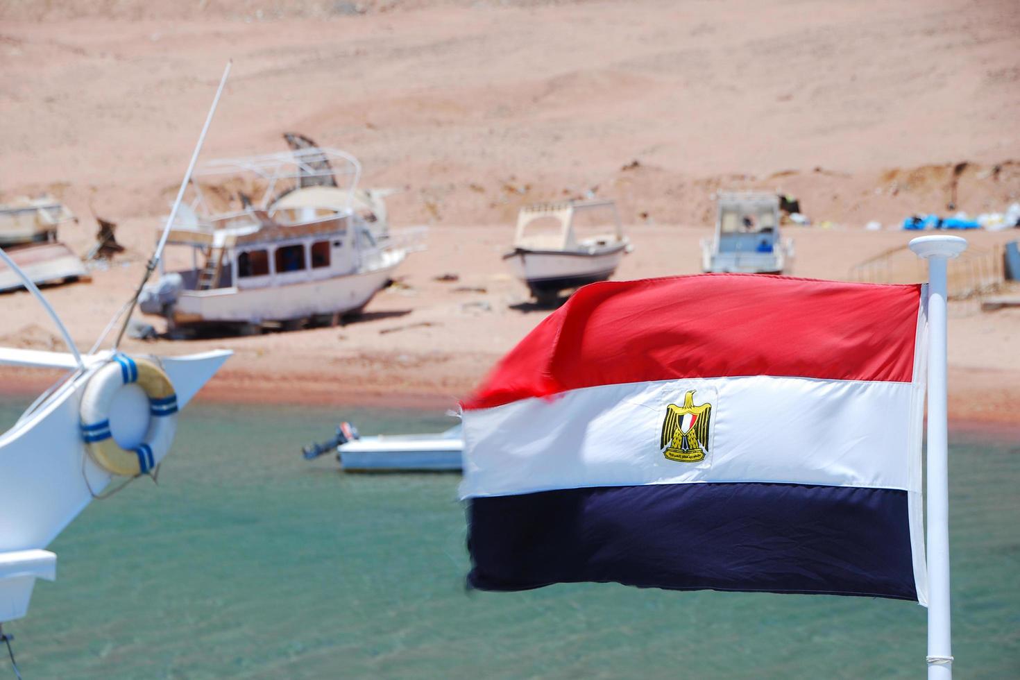 bandera o alférez en un barco en egipto en el mar foto