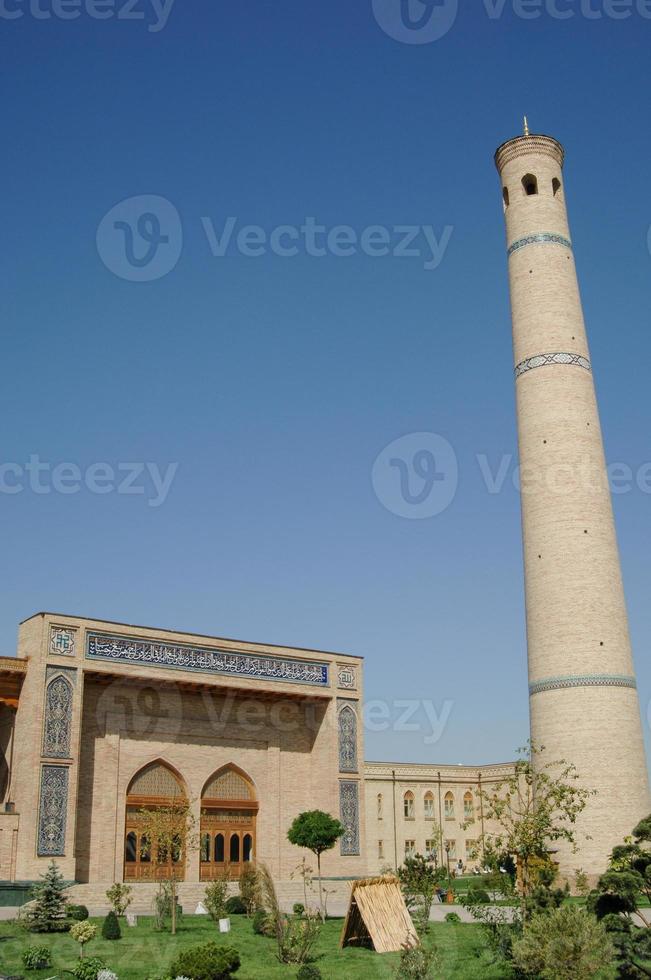 arquitectura del antiguo oriente medio. revisión externa de la arquitectura restaurada de edificios antiguos en tashkent, uzbekistán foto