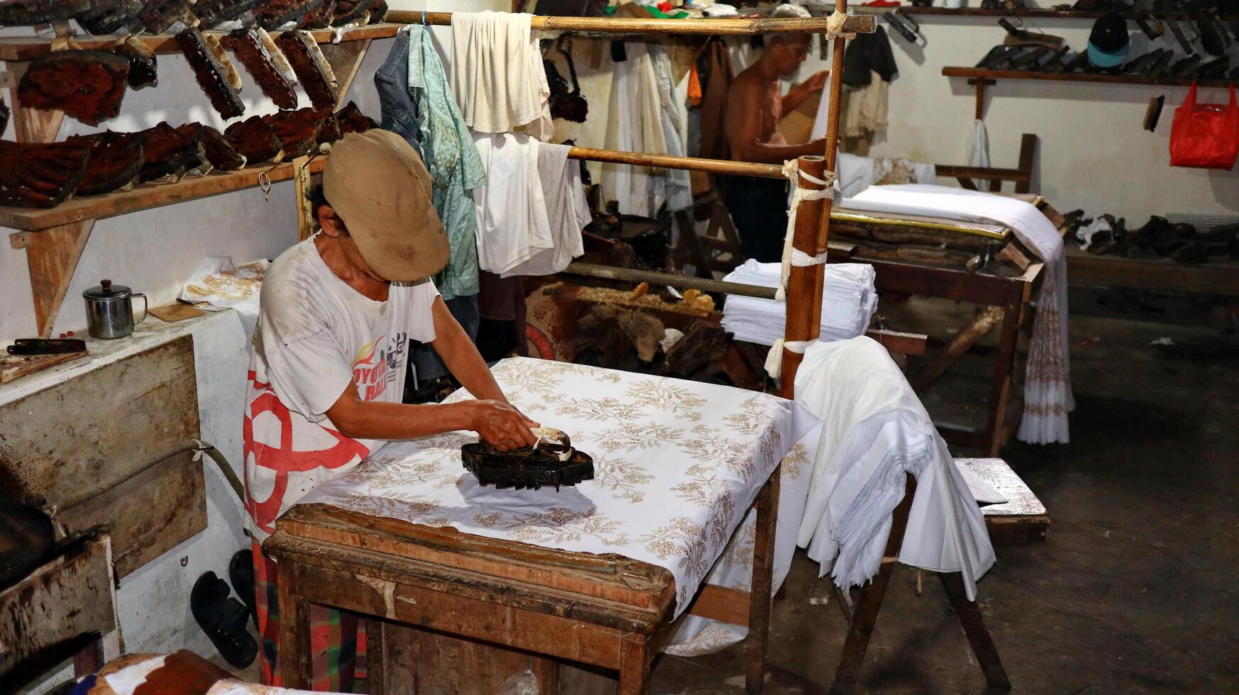 actividad de hacer batik, crear y diseñar telas blancas usando canto y cera golpeando la tela, pekalongan, indonesia, 7 de marzo de 2020 foto