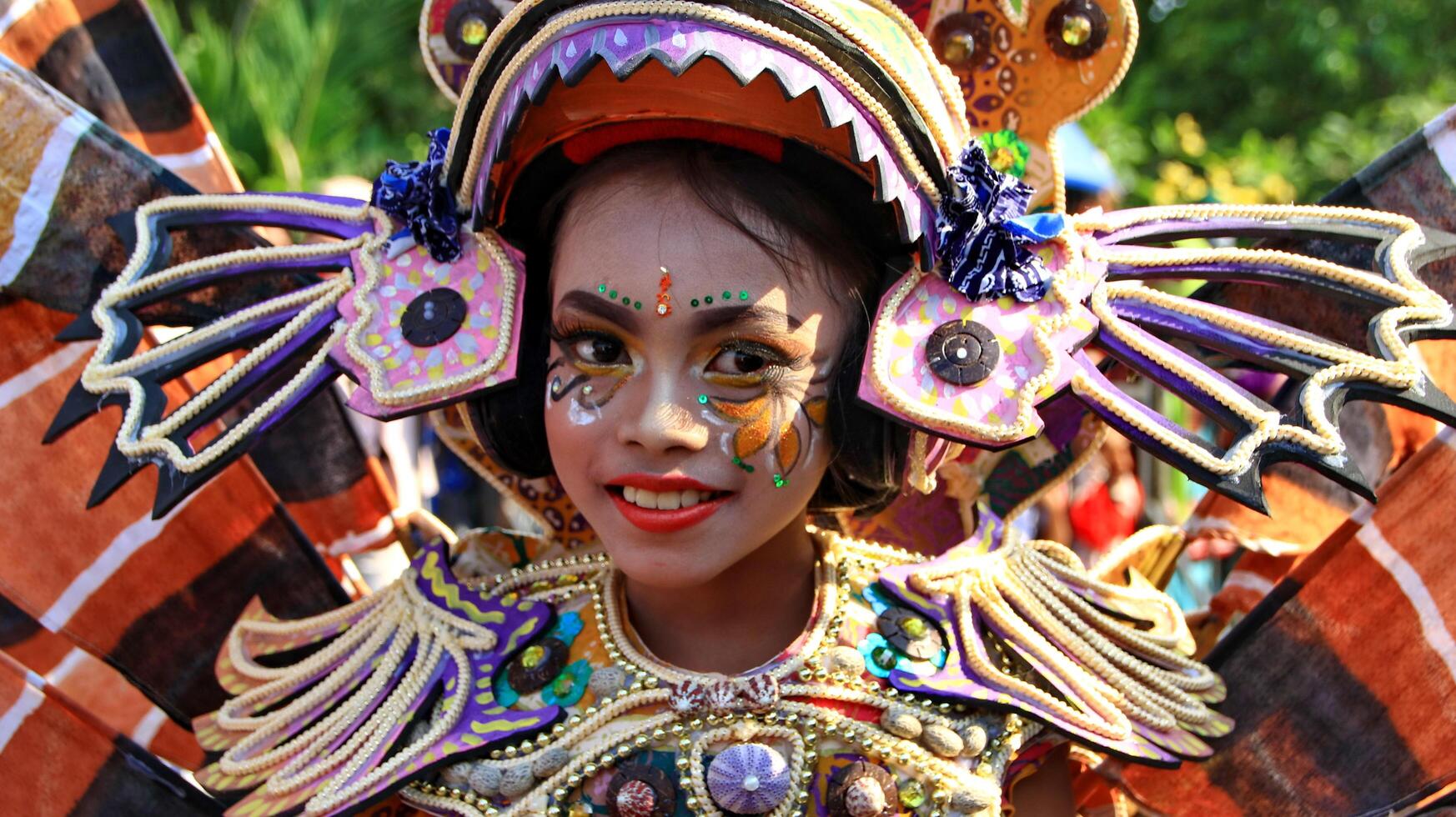 participantes en un traje de batik modificado mientras están en acción en el 113 aniversario del desfile de la ciudad de pekalongan foto