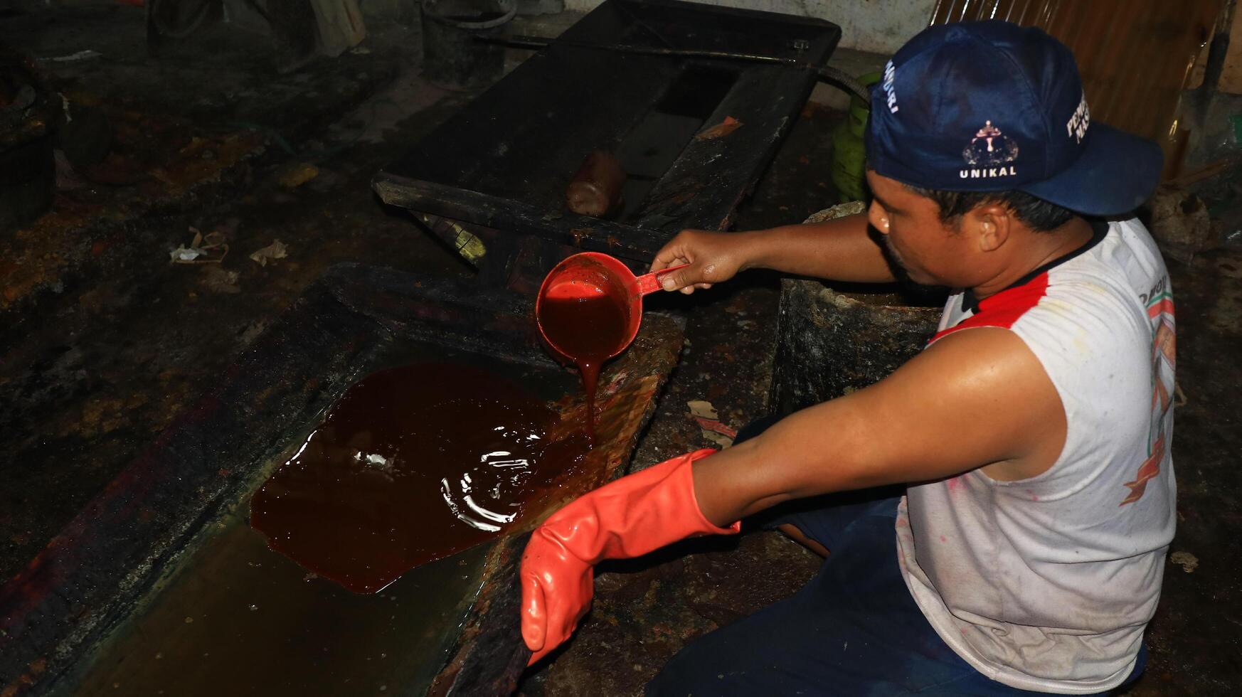 actividad de hacer batik, crear y diseñar telas blancas usando canto y cera golpeando la tela, pekalongan, indonesia, 7 de marzo de 2020 foto