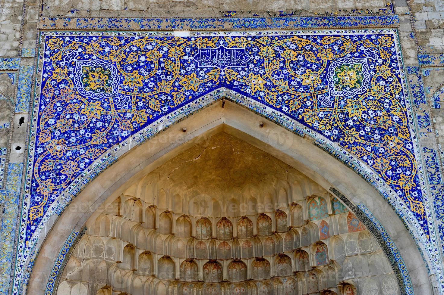 elementos de la arquitectura antigua de asia central. techo en forma de cúpula en un antiguo mosaico asiático tradicional foto