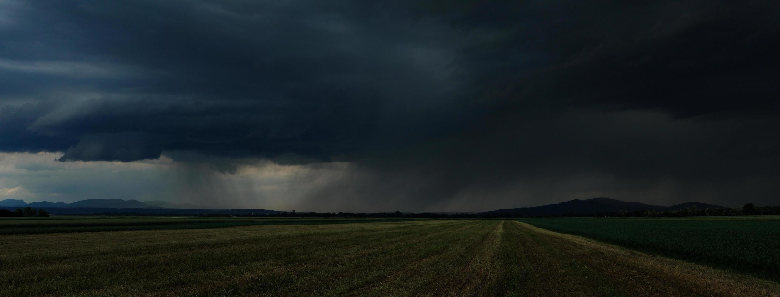 panorama de nubes de tormenta negra foto