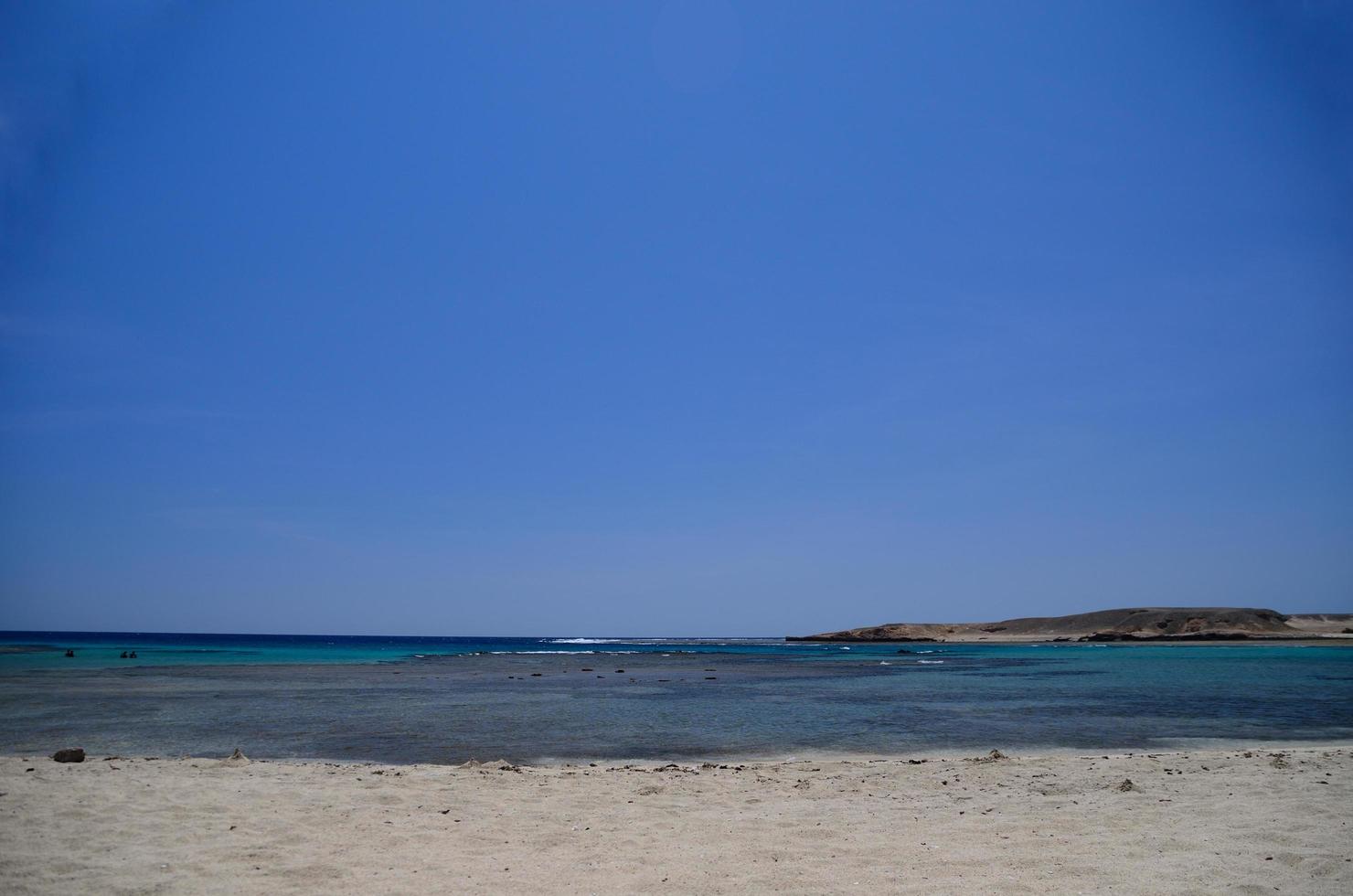 playa de arena blanca en el mar foto