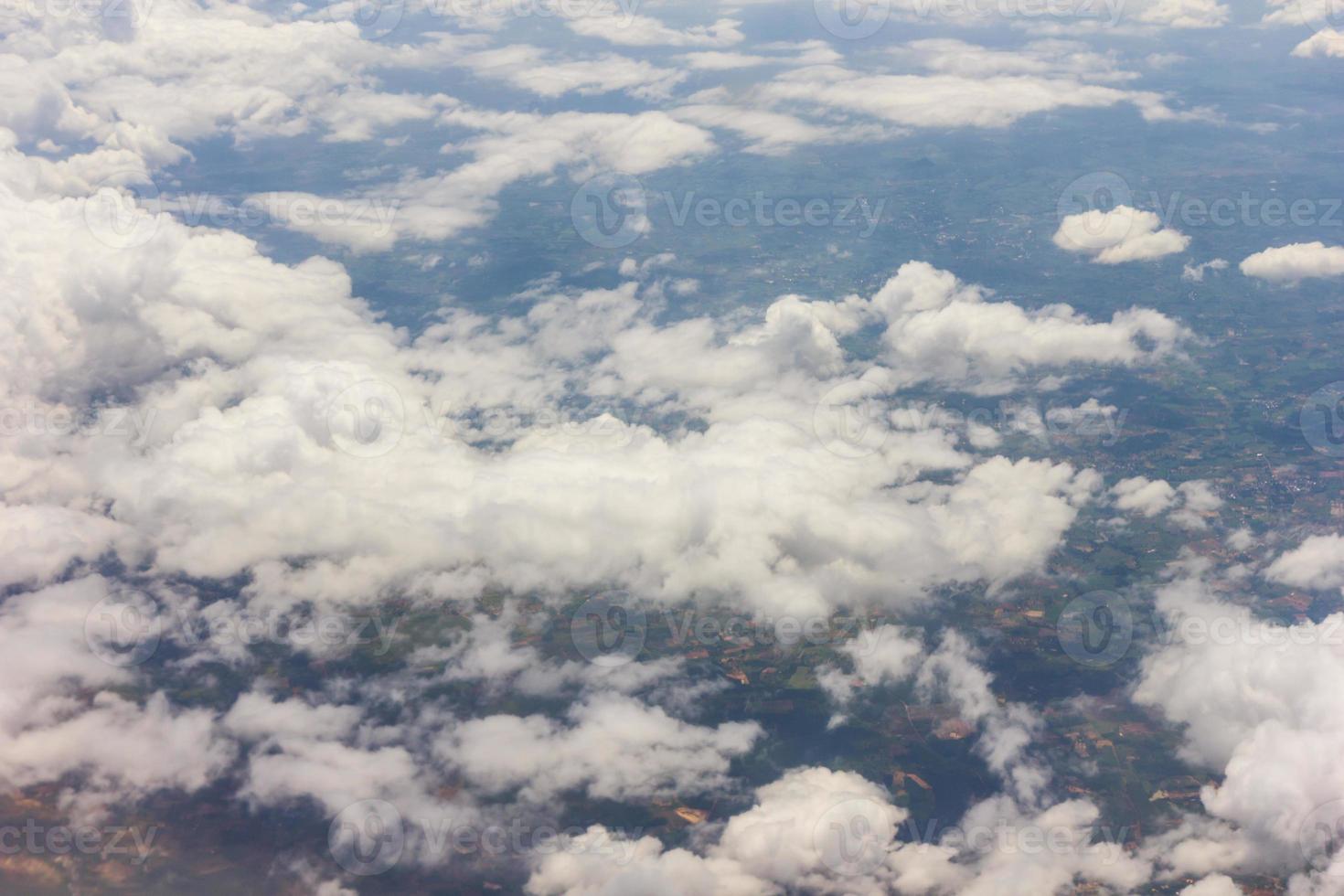 cielo azul con nubes en el avion foto