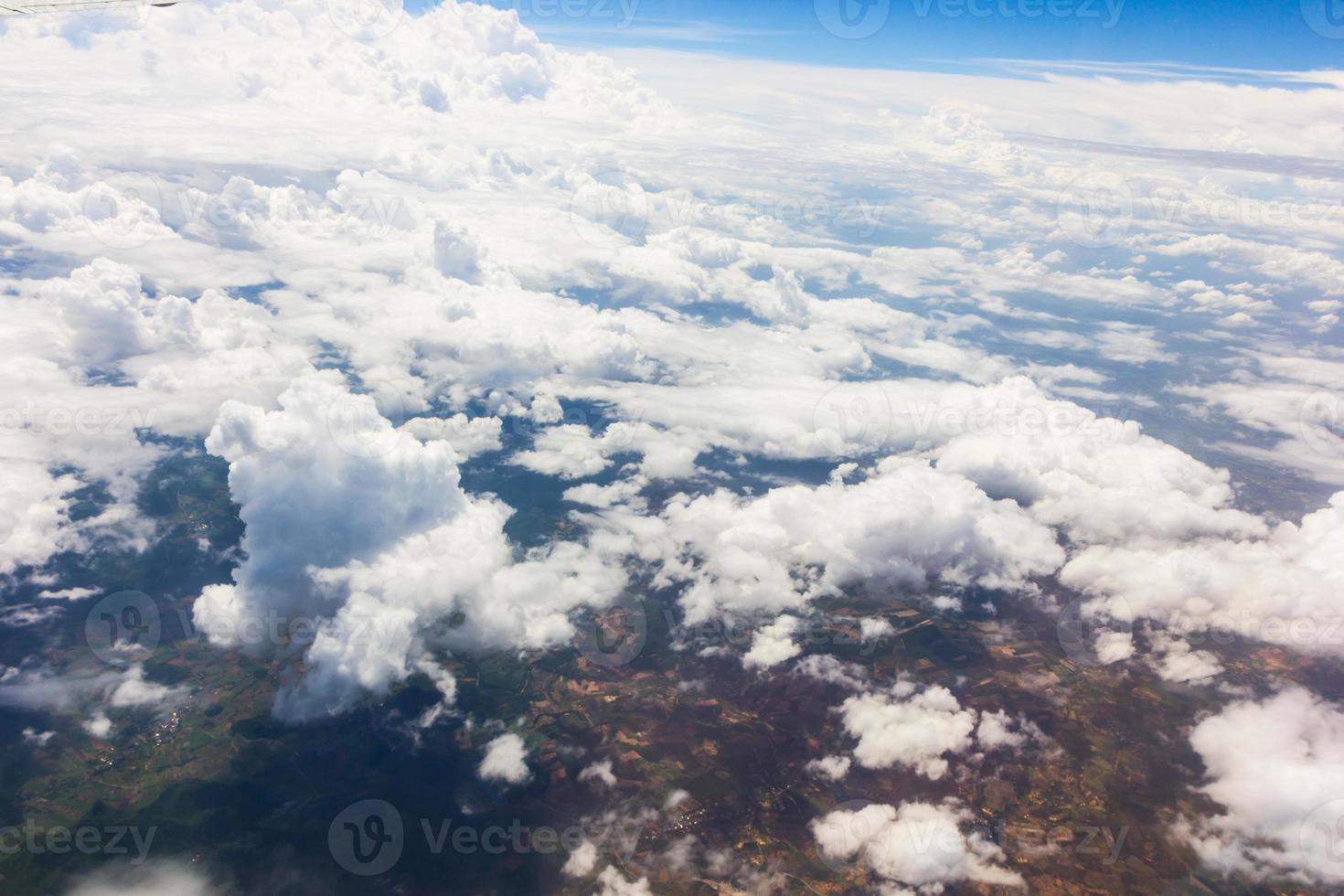 cielo azul con nubes en el avion foto