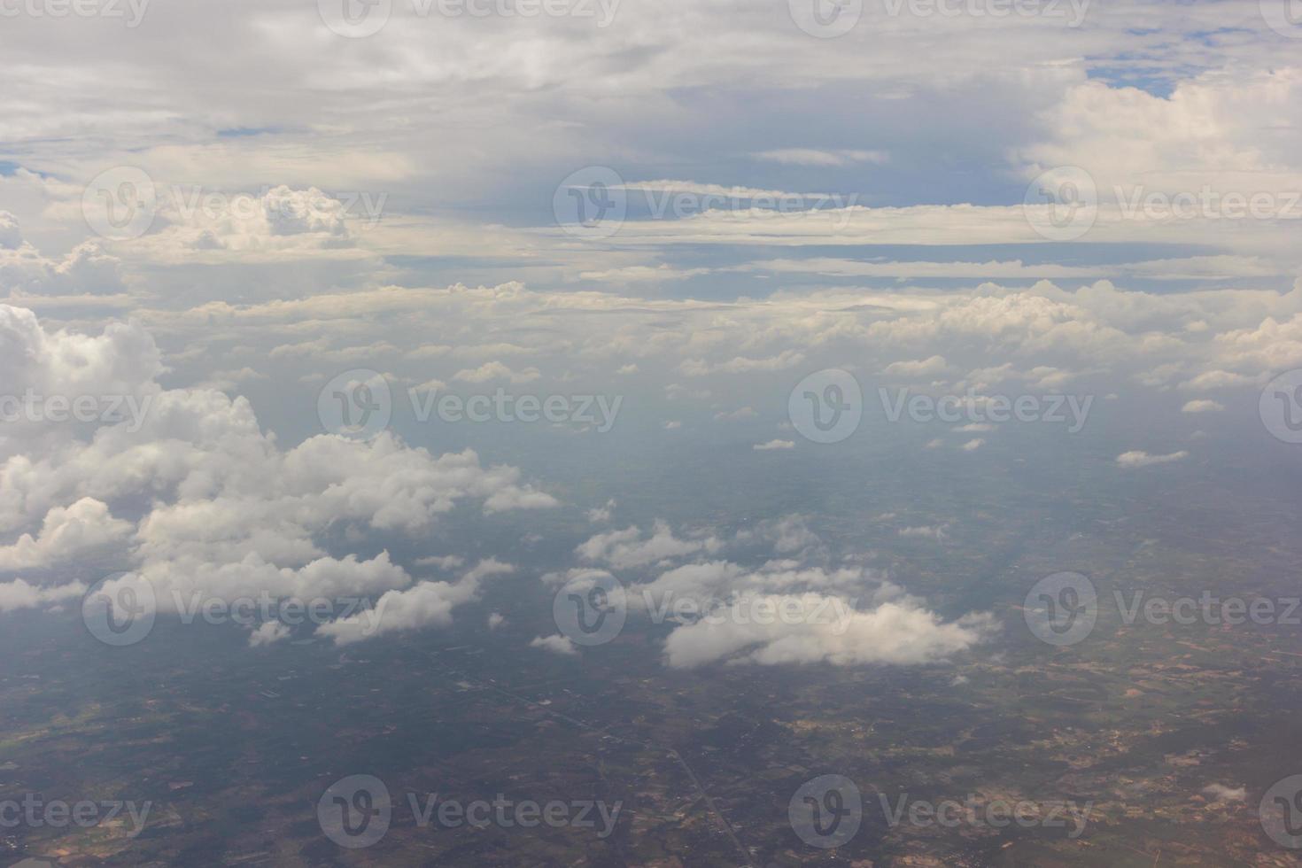 cielo azul con nubes en el avion foto