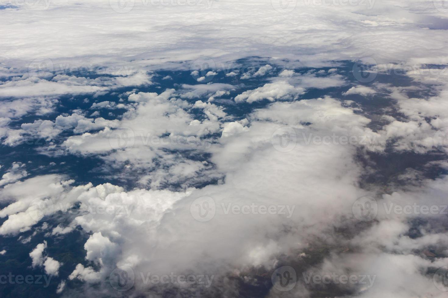 cielo azul con fondo de nubes en el avión foto