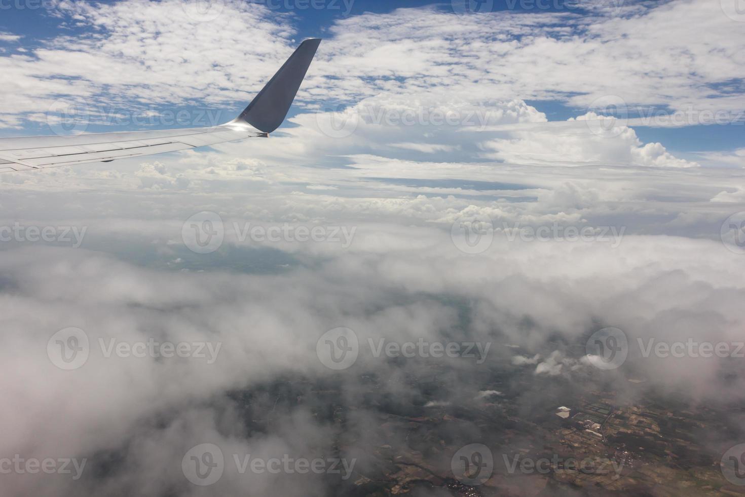 cielo azul con nubes en el avion foto