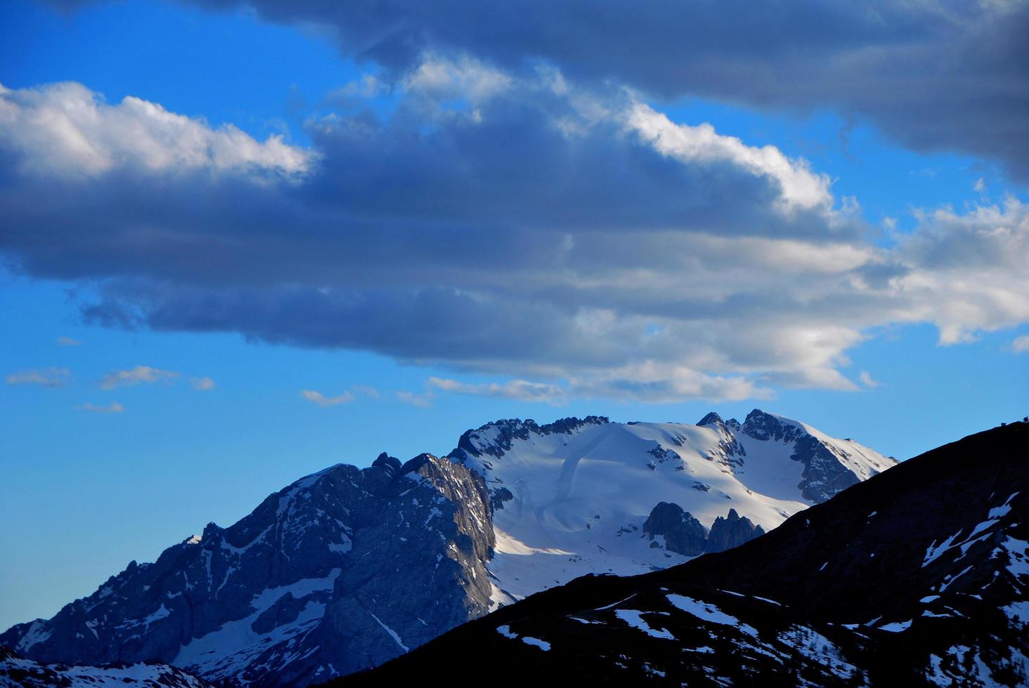 montañas cubiertas de nieve foto