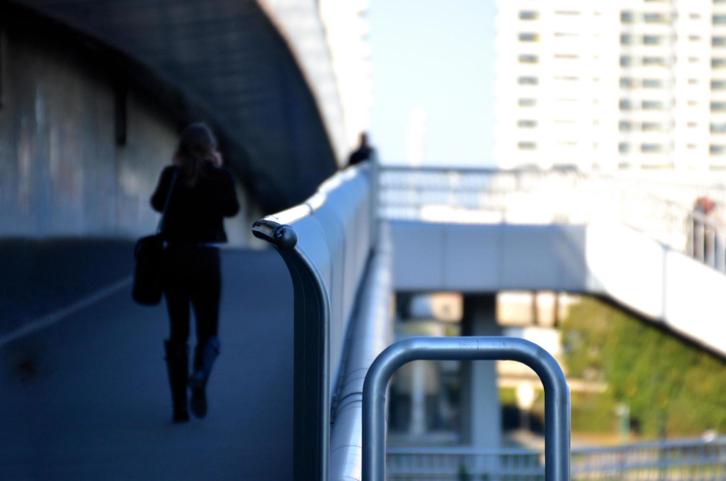 mujer en pasarela con teléfono foto