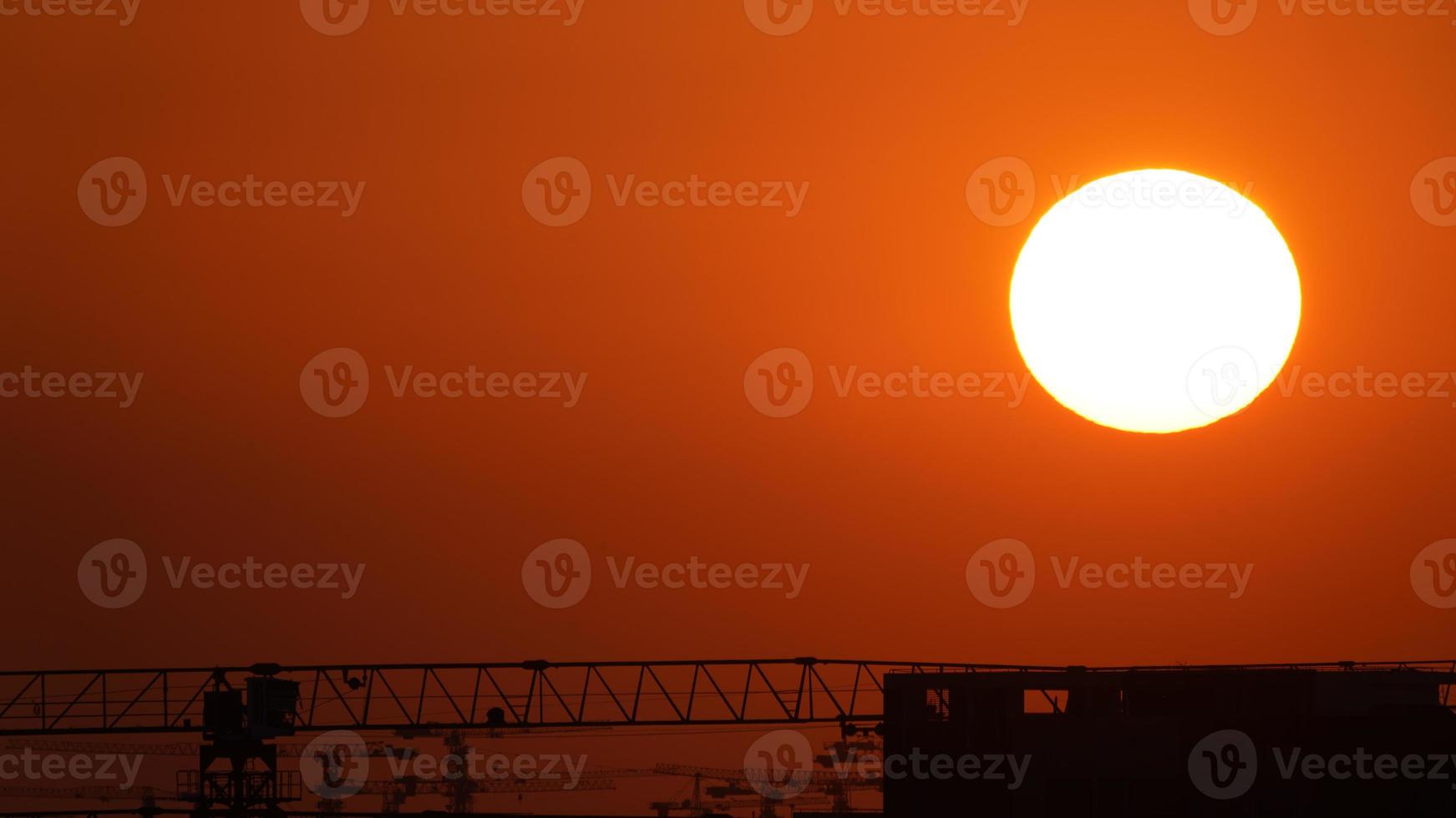 la hermosa vista de la puesta de sol con la silueta y el cielo de nubes coloridas en la ciudad foto