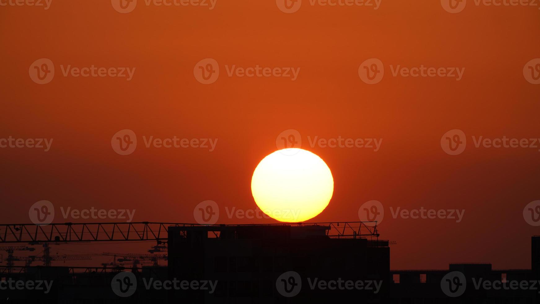 la hermosa vista de la puesta de sol con la silueta y el cielo de nubes coloridas en la ciudad foto