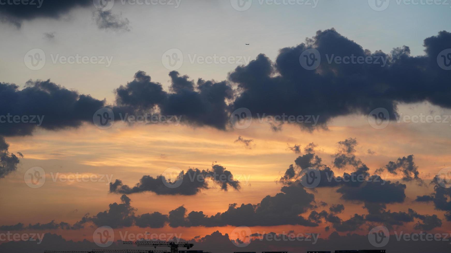 la hermosa vista de la puesta de sol con la silueta y el cielo de nubes coloridas en la ciudad foto