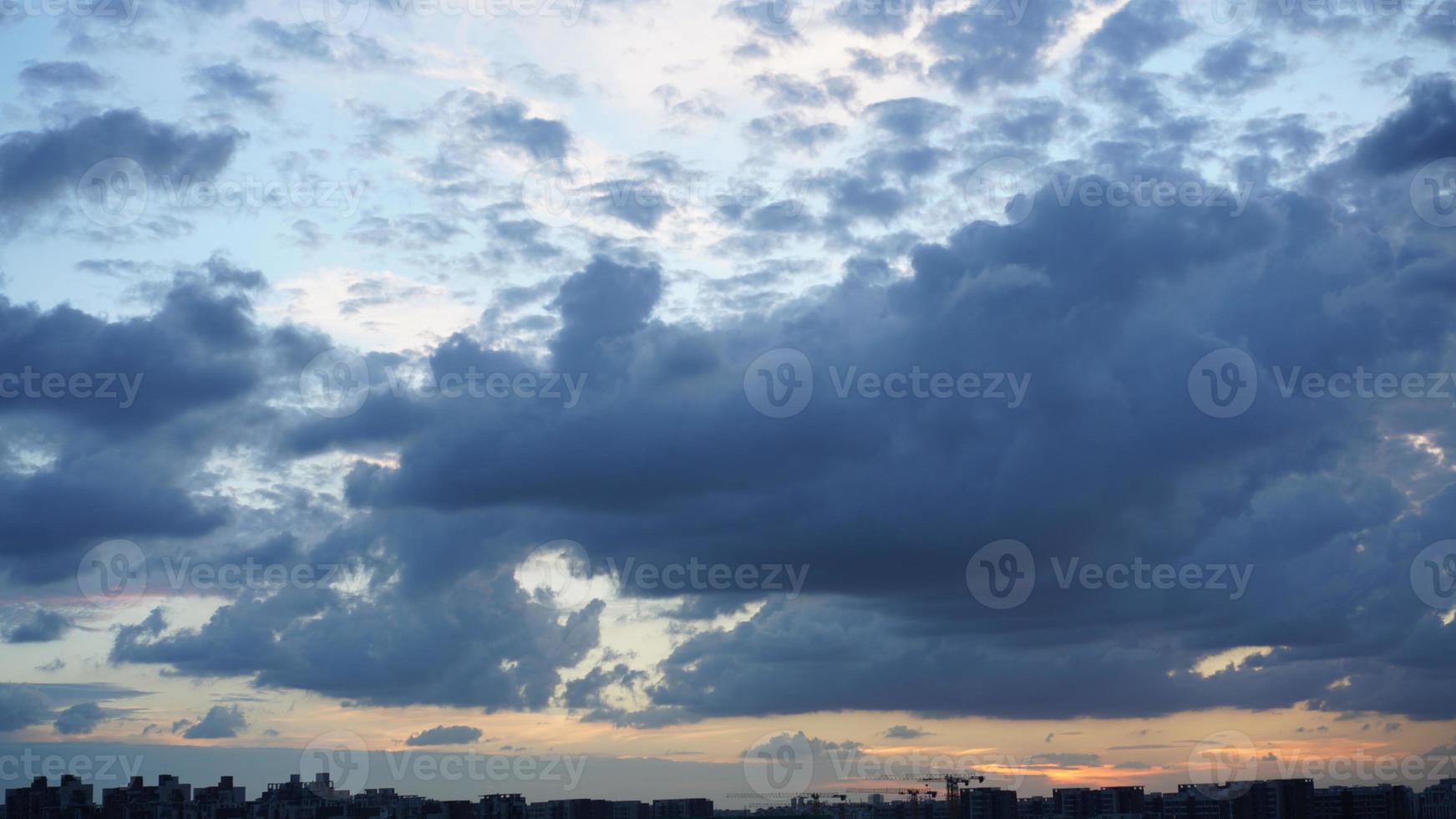 la hermosa vista de la puesta de sol con la silueta y el cielo de nubes coloridas en la ciudad foto