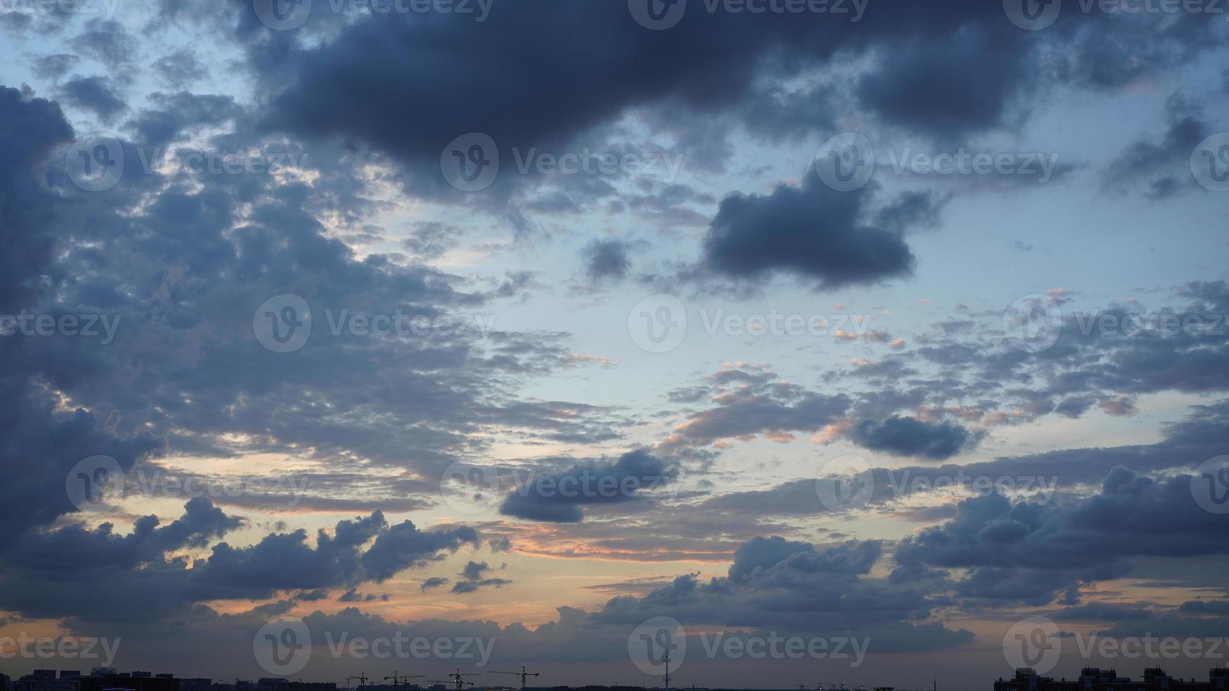 la hermosa vista de la puesta de sol con la silueta y el cielo de nubes coloridas en la ciudad foto