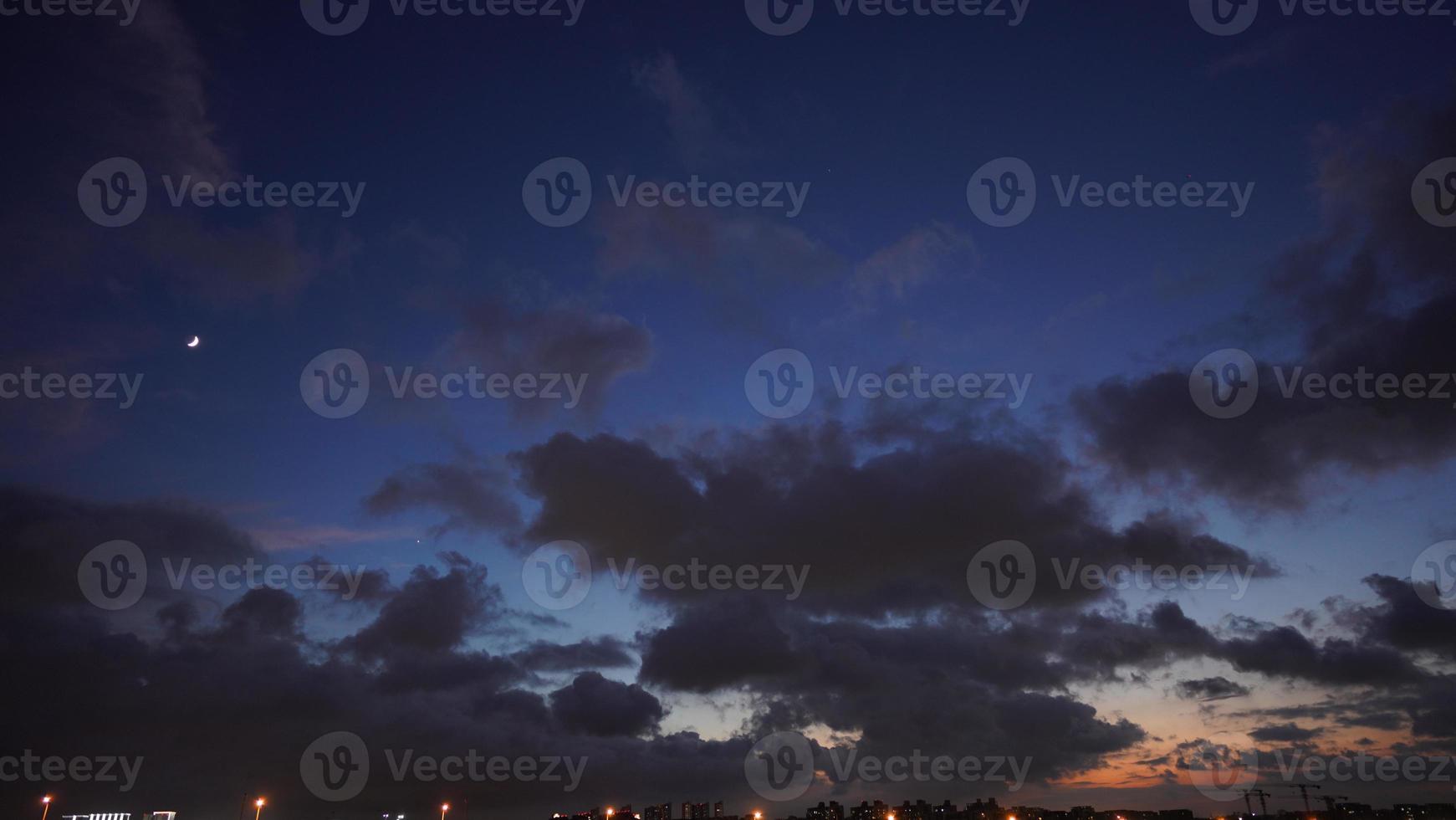 la hermosa vista de la puesta de sol con la silueta y el cielo de nubes coloridas en la ciudad foto