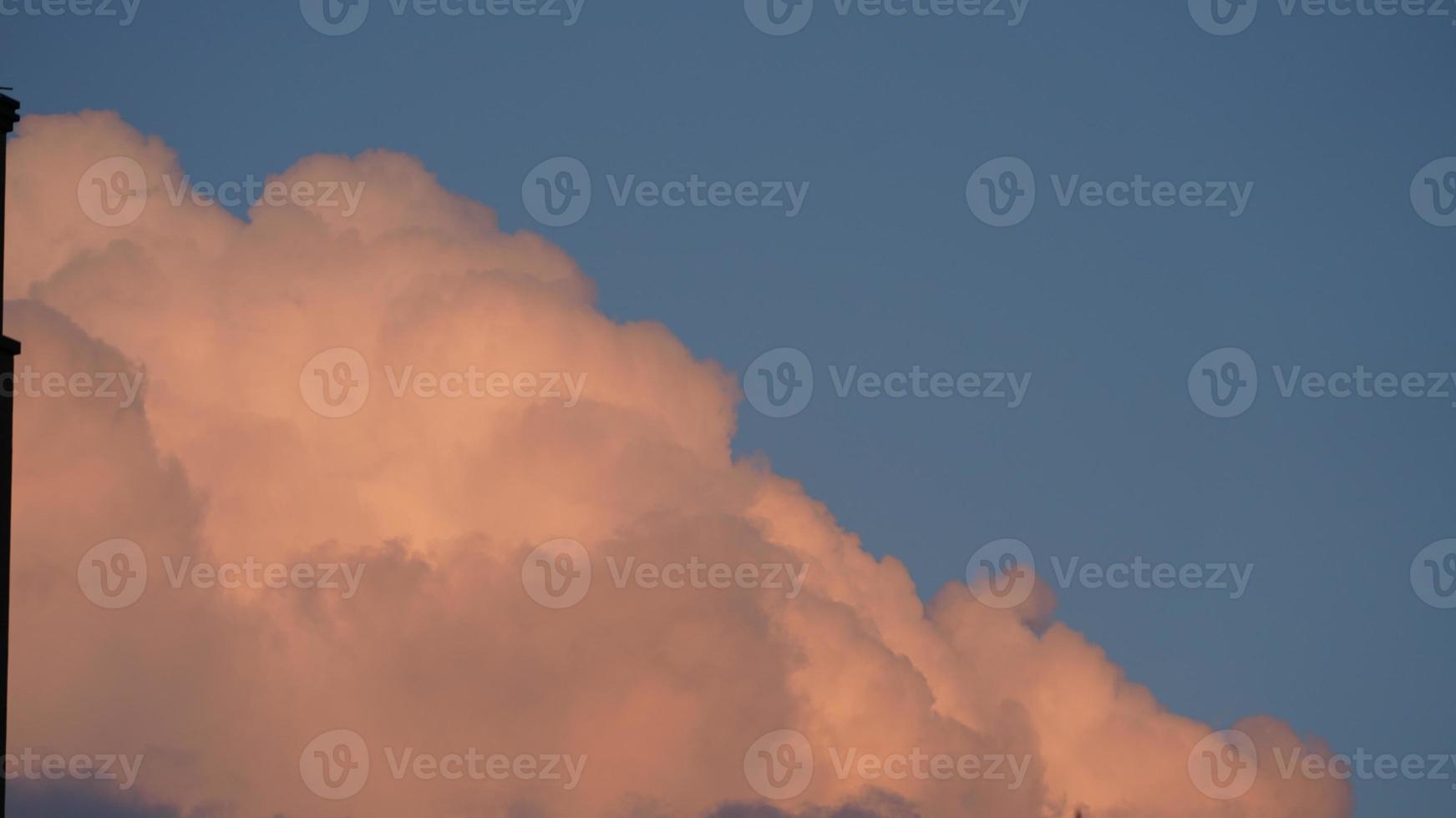 la hermosa vista de la puesta de sol con la silueta y el cielo de nubes coloridas en la ciudad foto