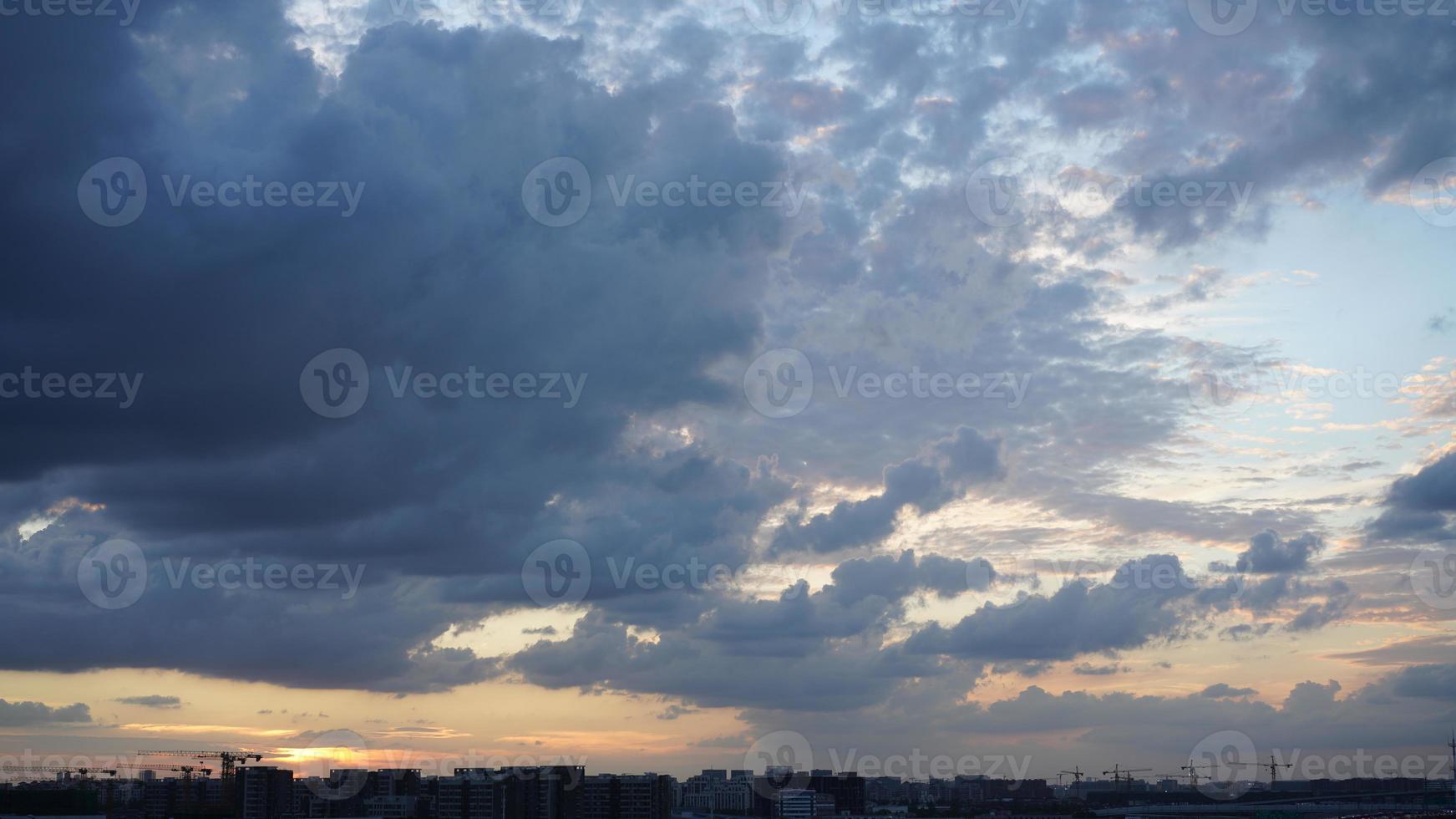 la hermosa vista de la puesta de sol con la silueta y el cielo de nubes coloridas en la ciudad foto