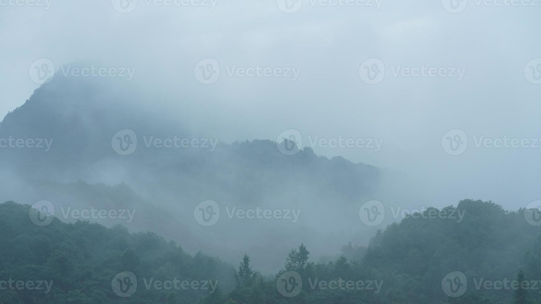 los hermosos paisajes de las montañas con el bosque verde y el pequeño pueblo como fondo en el campo de China foto