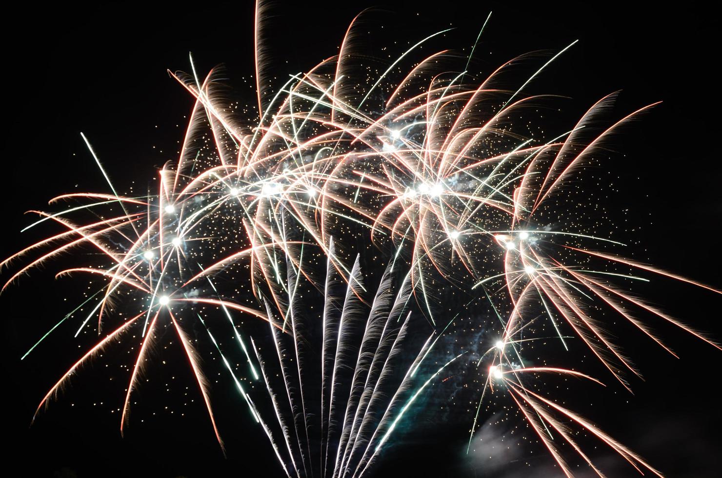 enormes fuegos artificiales en la noche foto